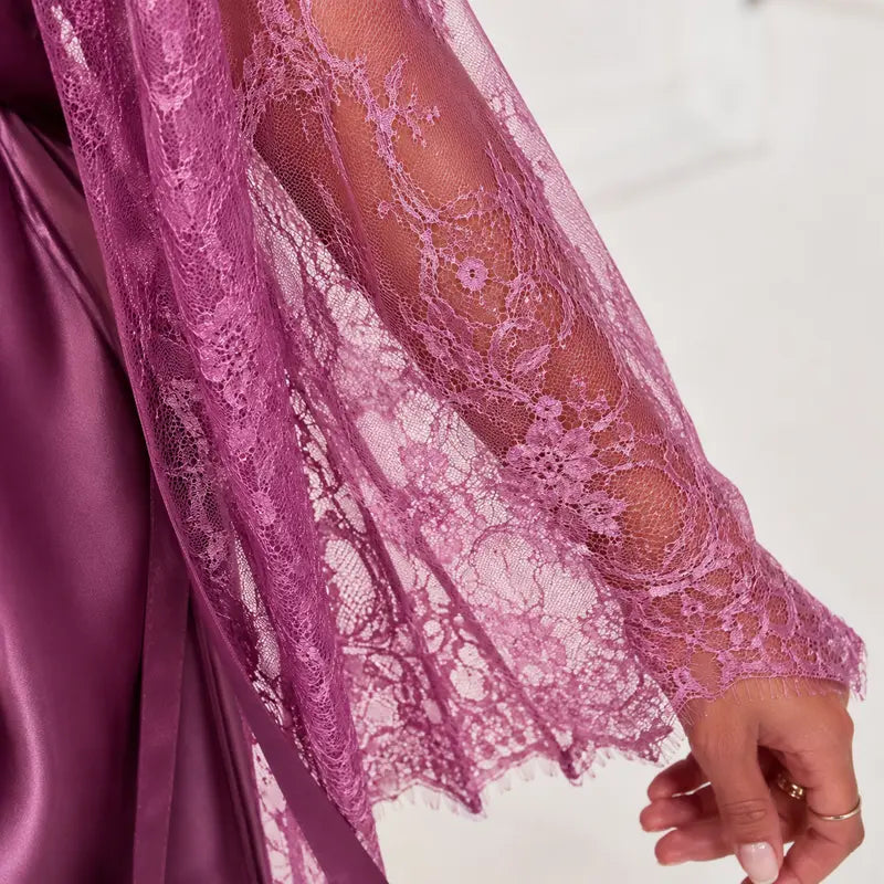 Nuisette satin violette avec peignoir dentelle