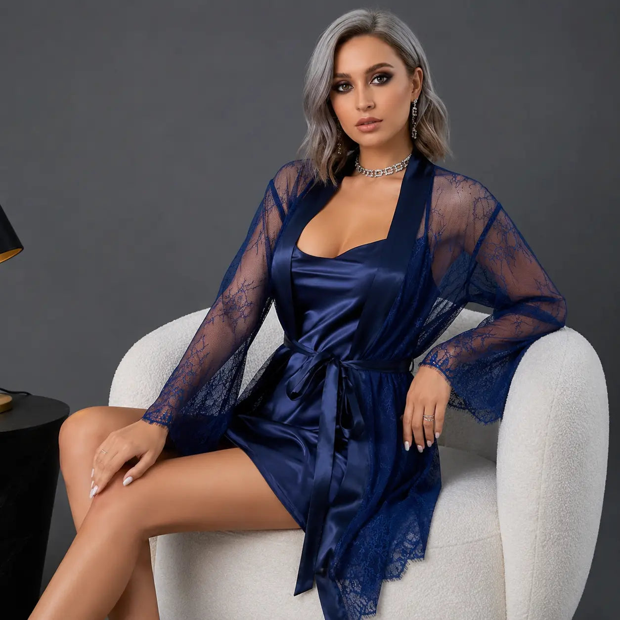 Nuisette satin bleu nuit avec peignoir dentelle