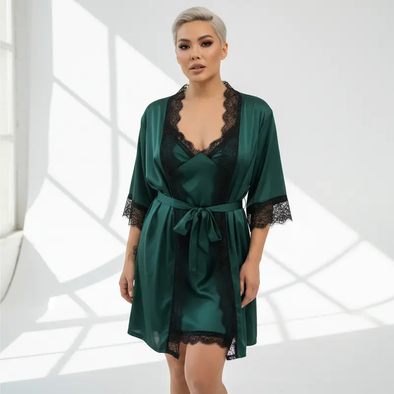 Ensemble satin vert émeraude avec débardeur, short et peignoir en dentelle noire porté par un mannequin dans un studio lumineux.