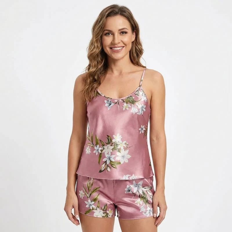Ensemble satin rose femme avec motifs floraux blancs et verts, débardeur fluide et short assorti