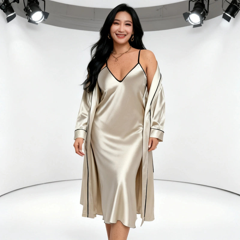 Nuisette satin longue champagne avec kimono assorti portée par un mannequin en studio photo sur fond blanc lumineux.