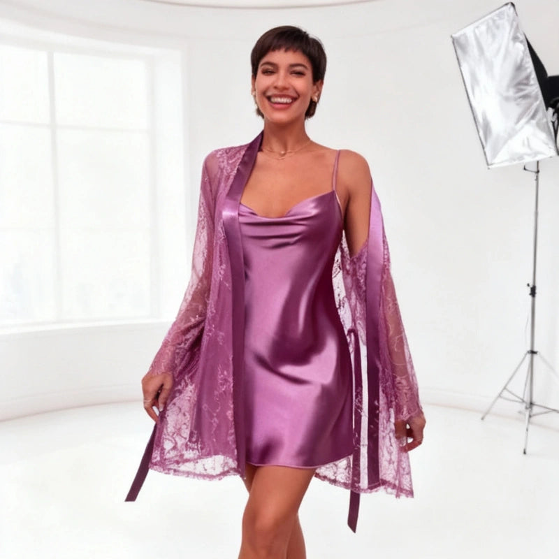 Nuisette satin violette avec peignoir transparent en dentelle florale portée par un mannequin dans un studio lumineux.