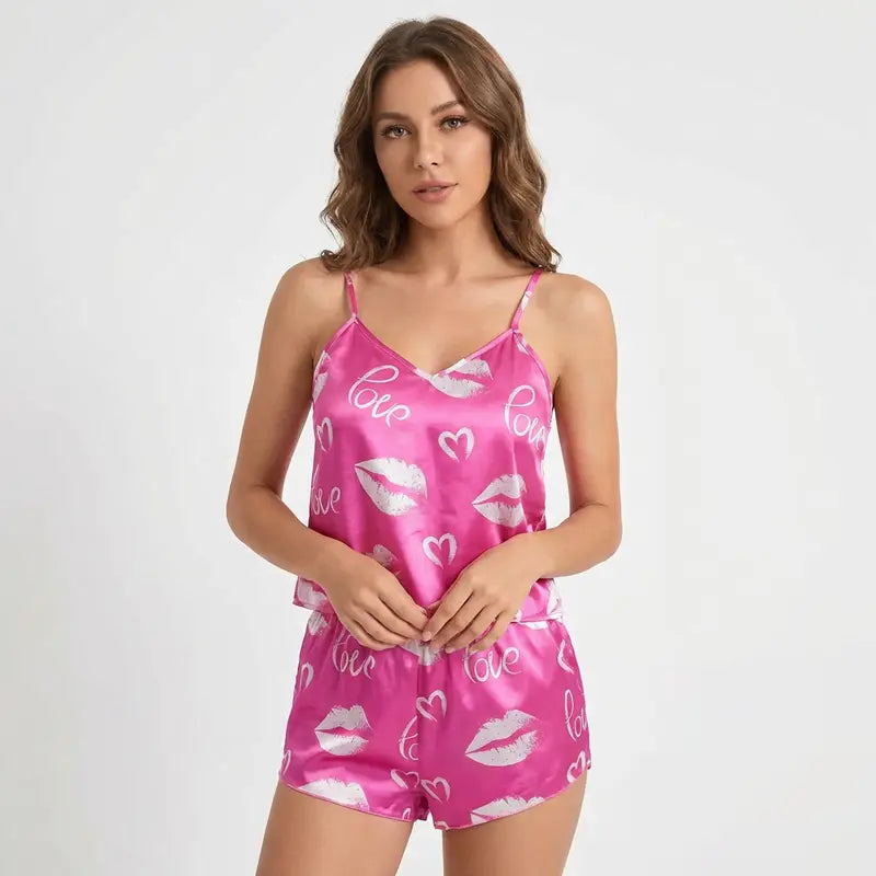 Ensemble satin rose femme avec débardeur et short, motifs lèvres, cœurs et inscriptions love
