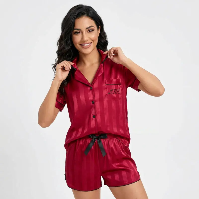 Pyjama satin femme rouge vif, ensemble short et chemise à boutons avec bordures noires