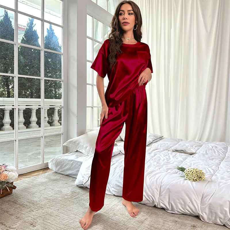 Pyjama satin femme rouge en ensemble fluide avec haut manches courtes et pantalon détente
