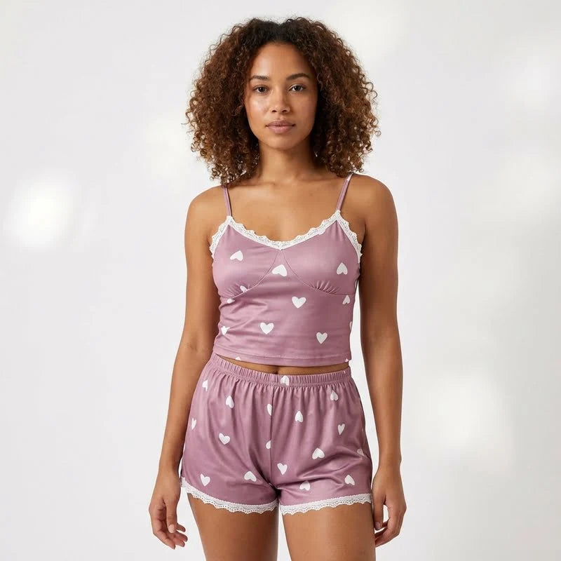 Ensemble satin violet pour femme avec motifs cœurs blancs et dentelle, débardeur et short assortis