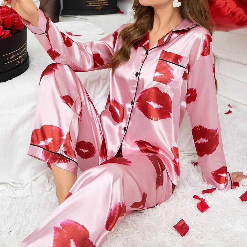Pyjama satin femme rose imprimé lèvres rouges