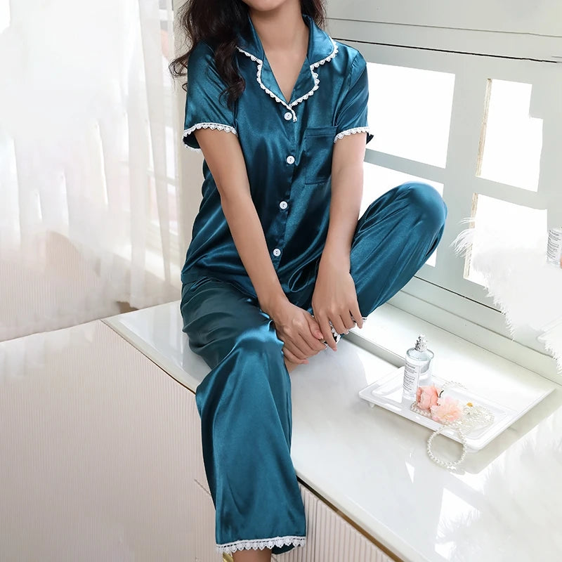 Pyjama satin bleu pour femme, ensemble posé près de la fenêtre, parfait pour un moment tranquille.