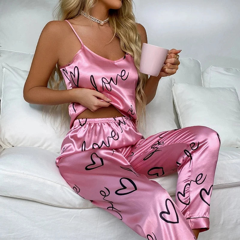Pyjama satin femme rose clair à motifs cœurs en ensemble débardeur et pantalon