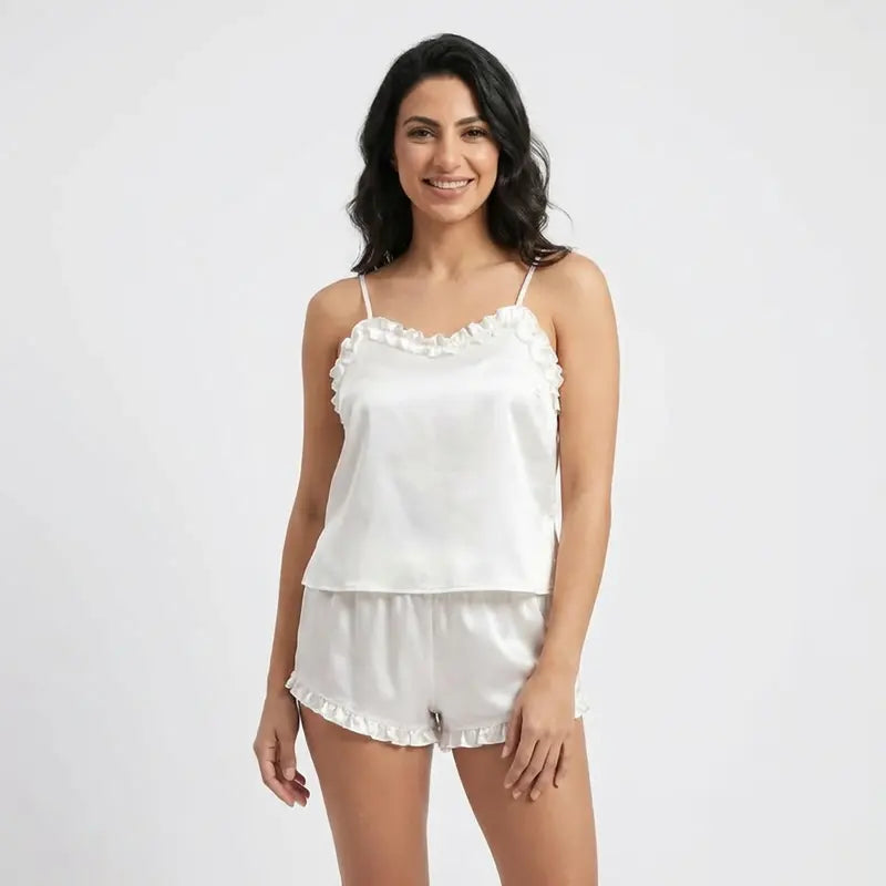 Pyjama satin sexy femme blanc ivoire, débardeur à fines bretelles avec volants et short assorti à bordures 