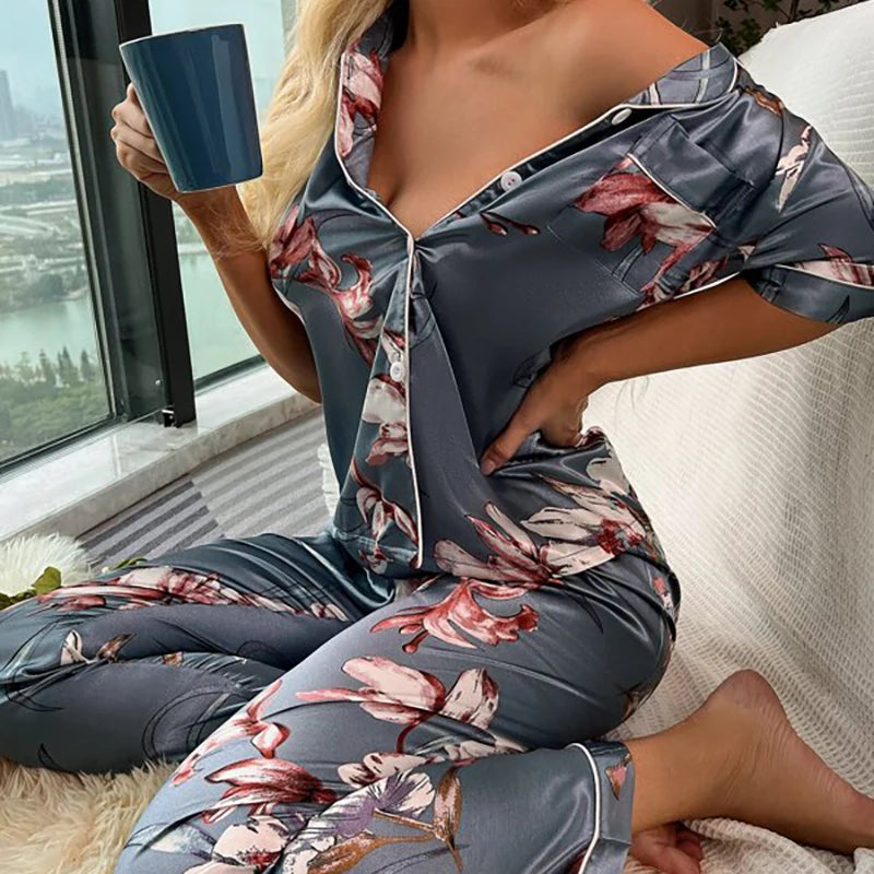 Pyjama satin femme à fleurs, ambiance douce façon matin tranquille