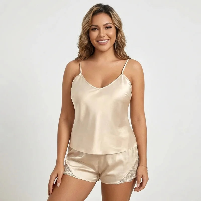 Ensemble satin beige femme avec débardeur fin et short orné de dentelle délicate