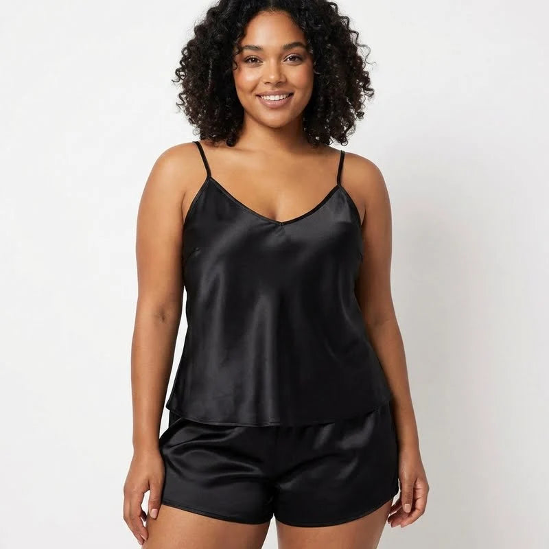 Ensemble satin noir femme avec débardeur à fines bretelles et short assorti, coupe légère et épurée