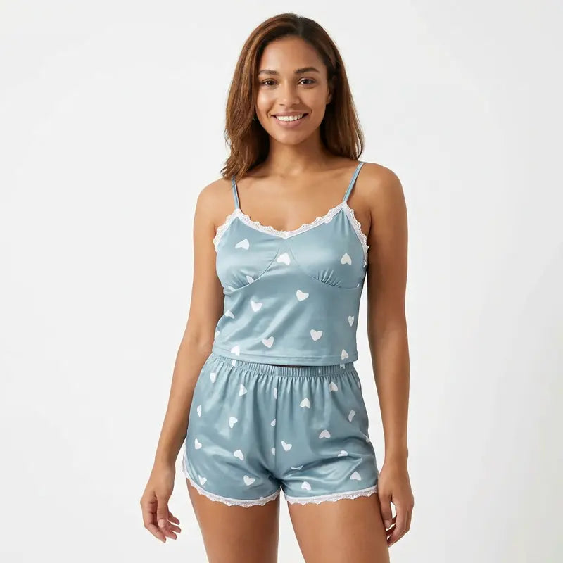 Ensemble satin bleu femme avec petits cœurs blancs, débardeur à fines bretelles et dentelle, short assorti bordé de dentelle