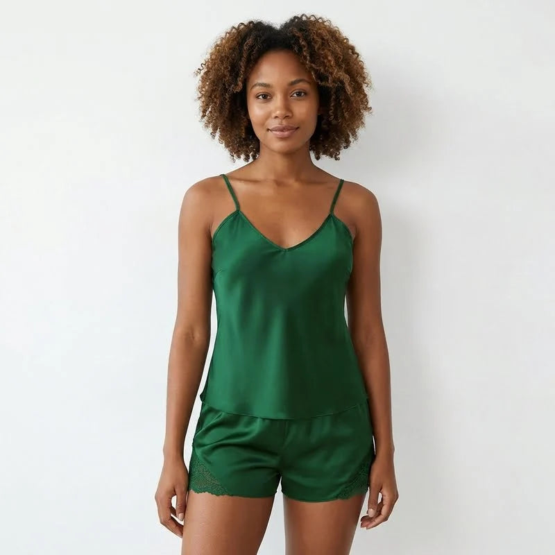 Ensemble satin vert femme avec débardeur à fines bretelles et short décoré de dentelle