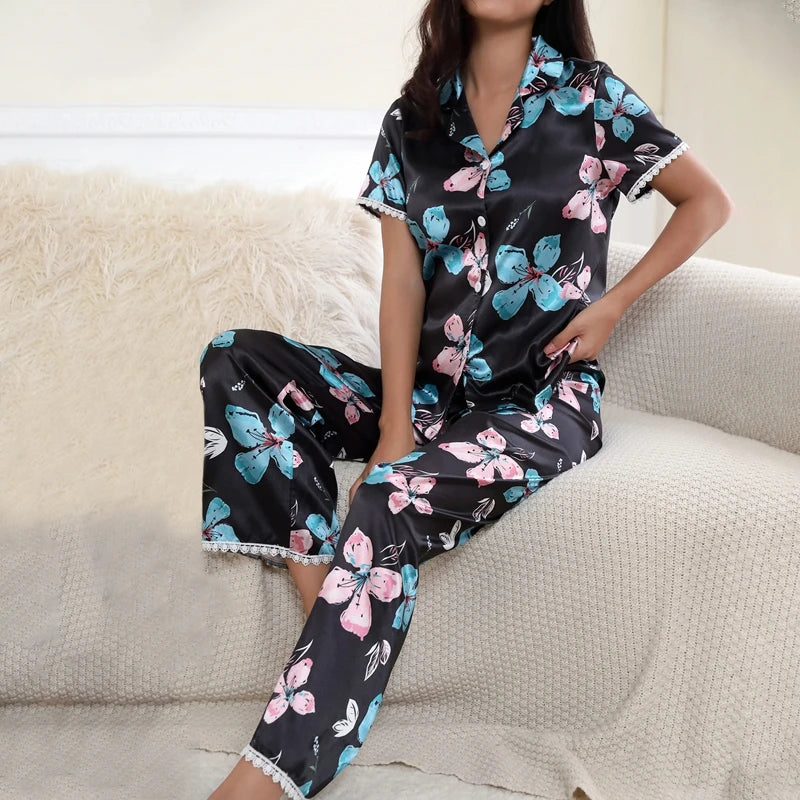 Pyjama satin noir à papillons pour femme, ensemble doux pour soirées tranquilles.