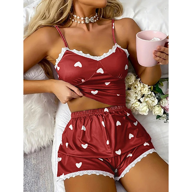 Ensemble satin rouge femme avec motifs cœurs blancs, débardeur à bretelles et dentelle, short assorti bordé de dentelle