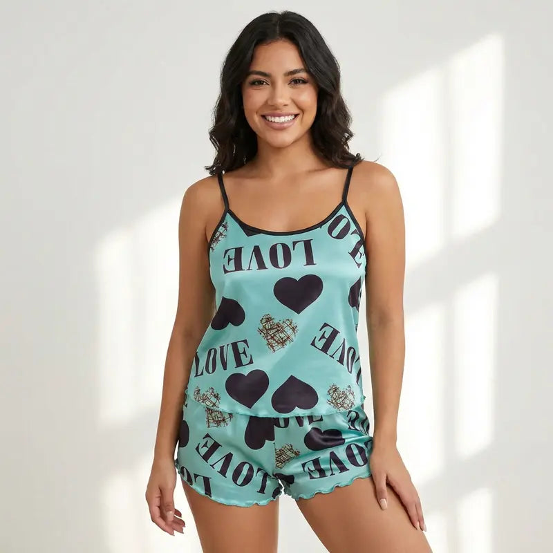 Ensemble satin vert pour femme avec motifs cœurs noirs et inscription LOVE, débardeur et short assorti