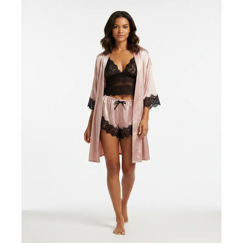 Pyjama satin femme rose poudré 4 pièces avec peignoir fluide, short satiné et détails en dentelle noire porté par un mannequin.