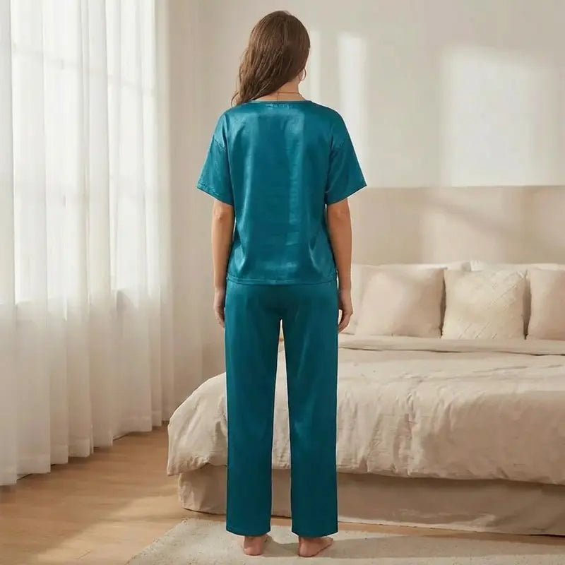 Pyjama Satin Femme Design Elégant Et Moderne